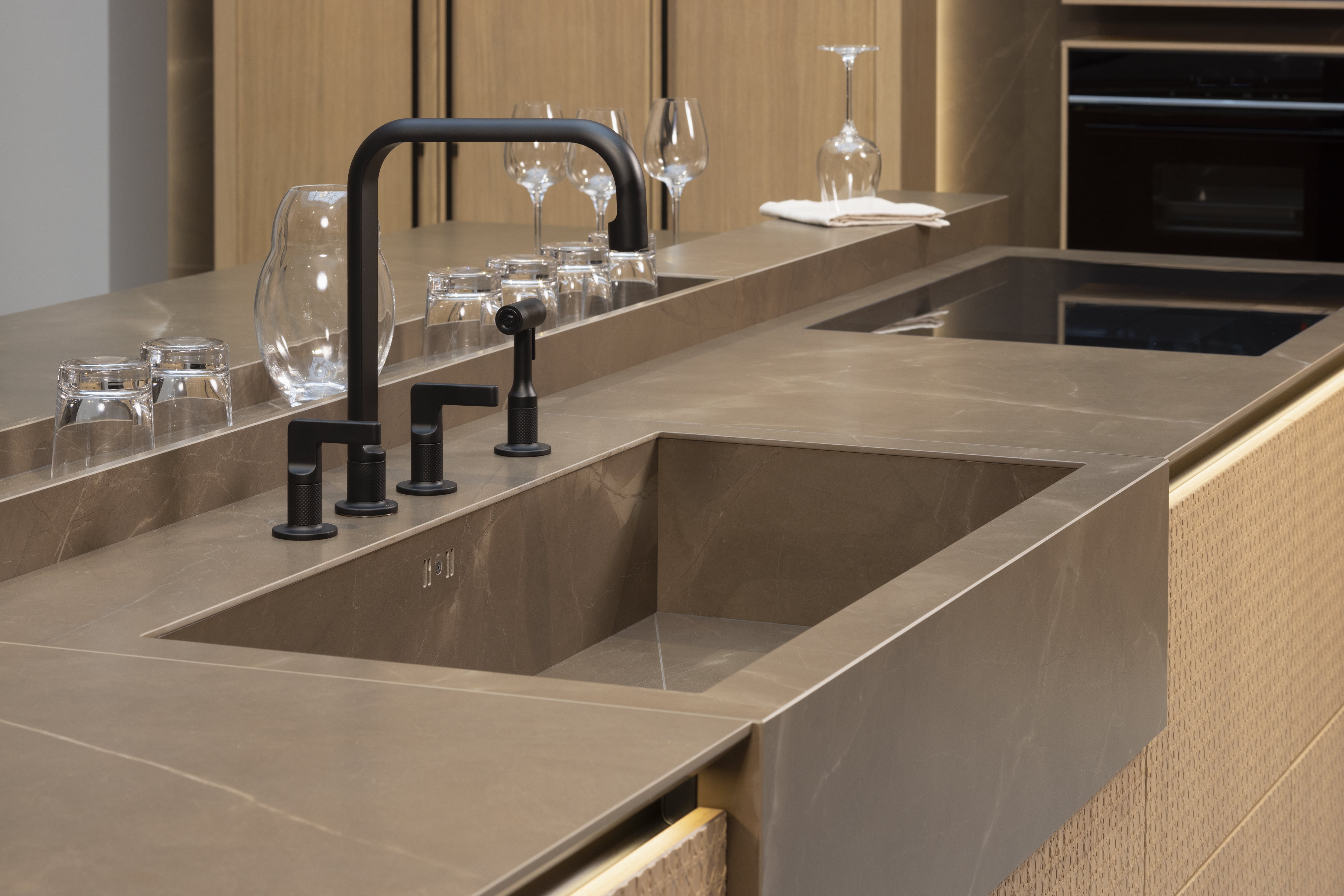 HÄCKER SYSTEMAT Wiener Geflecht in Echtholzfurnier - Spülstein in Arbeitsplatte eingelassen