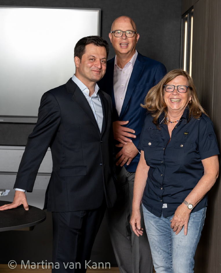 Die Geschäftsführer Ali Mortezavi und Oliver Bayer mit Küchenplanerin Gabi Waitkus