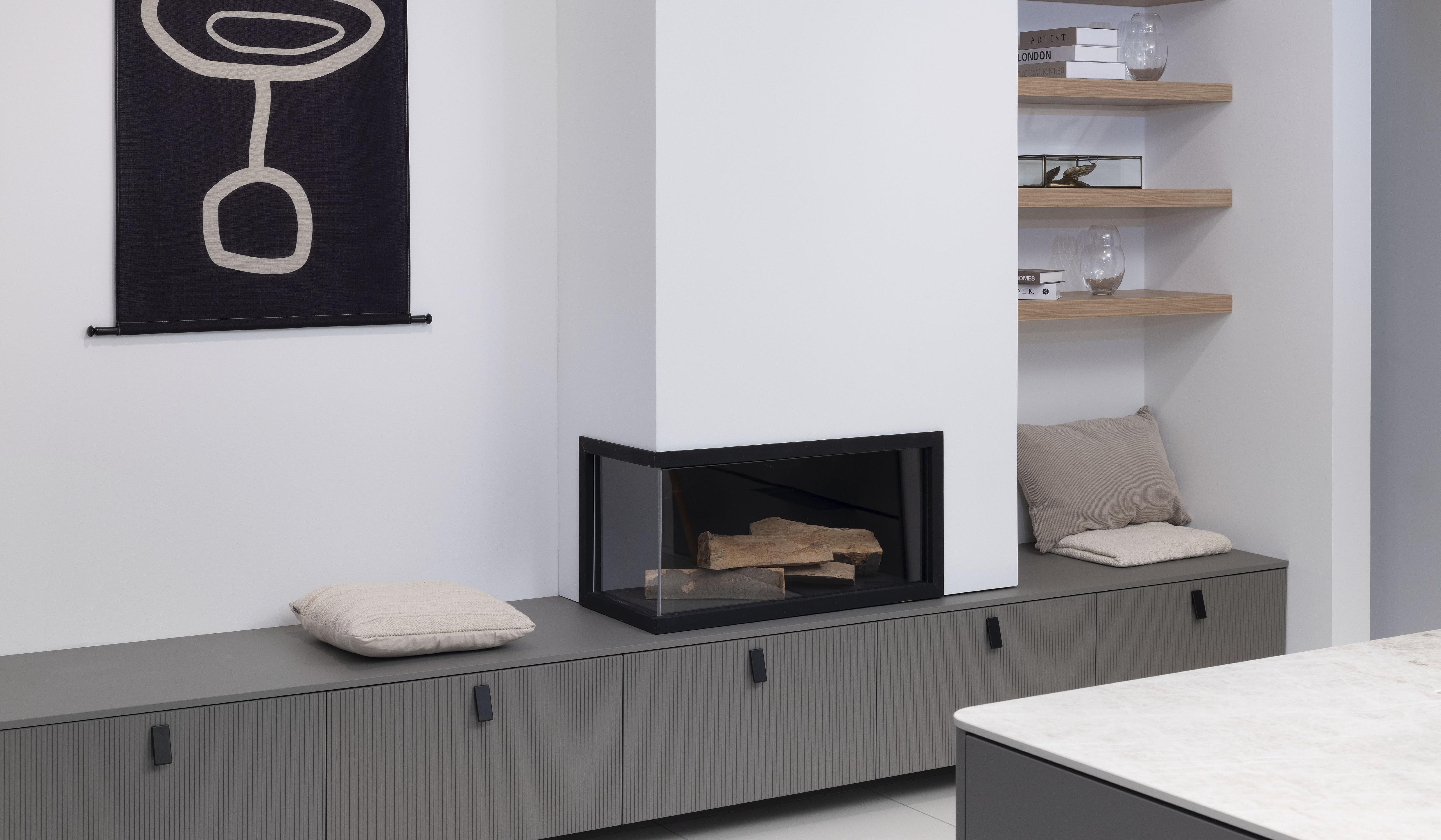 wandmontierte Sitzbank mit Stauraum graue Rillenfront schwarzer Beschlag Ballerina Kamin